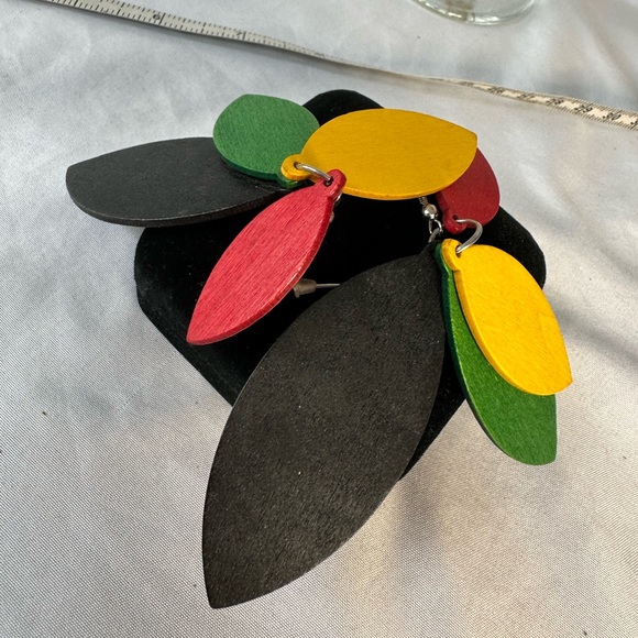 Island vibe colorful wooden earrings - Picture 4 of 5